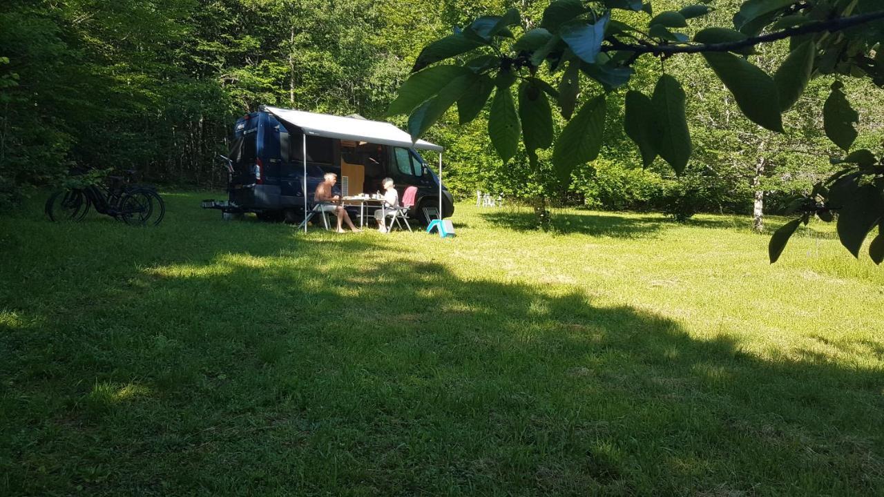 Lovely 2-Bed Shepherds Hut In A Forest Sougeres-en-Puisaye Eksteriør bilde