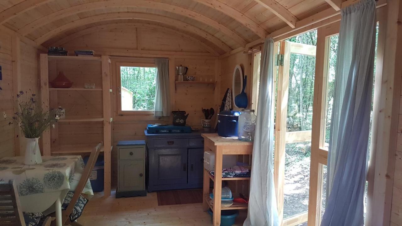 Lovely 2-Bed Shepherds Hut In A Forest Sougeres-en-Puisaye Eksteriør bilde