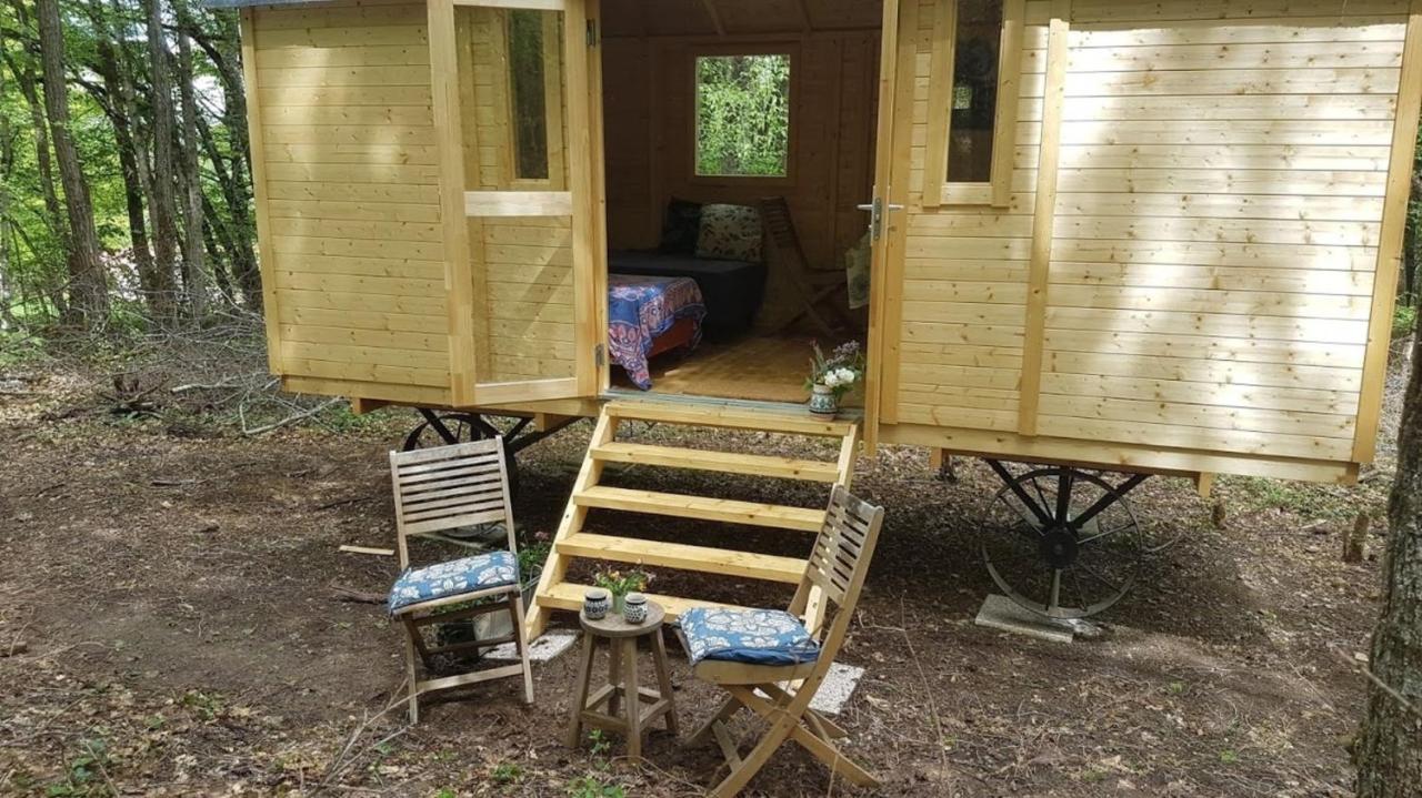 Lovely 2-Bed Shepherds Hut In A Forest Sougeres-en-Puisaye Eksteriør bilde