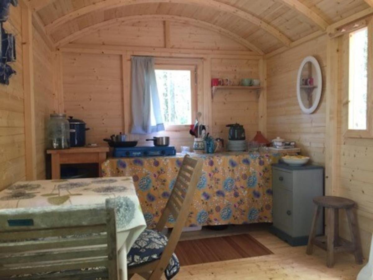 Lovely 2-Bed Shepherds Hut In A Forest Sougeres-en-Puisaye Eksteriør bilde